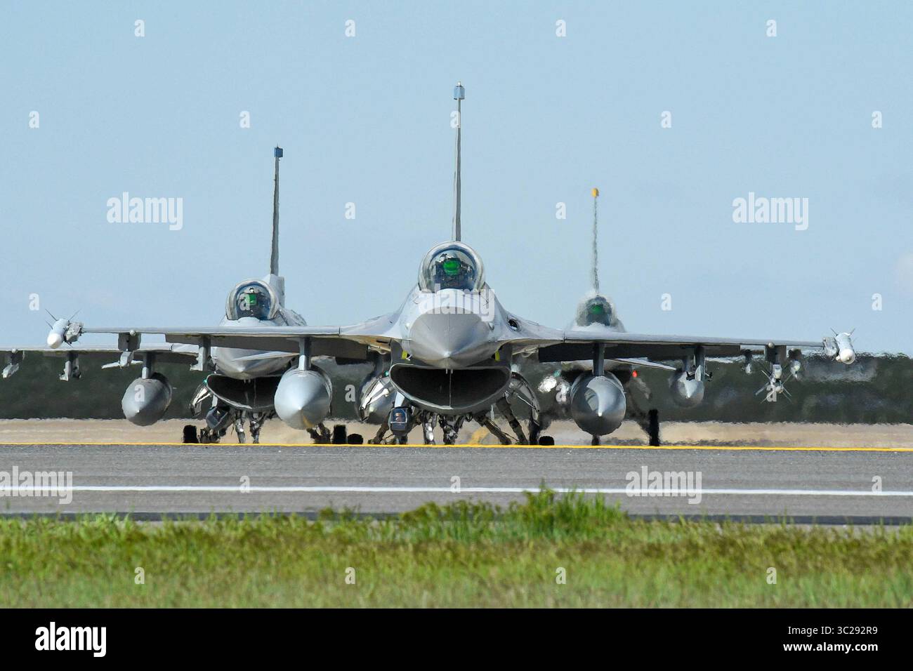 1. Mai 2019 – Hill Air Force Base, Utah, USA – F-16 während einer Kampfübung auf der Hill Air Force Base, Utah, 1. Mai 2019. Der aktive 388th Fighter Wing und Reserve 419th Fighter Wing führten zusammen mit F-16-Einheiten von Holloman AFB, New Mexico und Kunsan Air Base, Korea, eine integrierte Kampfübung durch, bei der die Betreuer ständig einsatzbereite Flugzeuge zur Verfügung stellen und Piloten starteten in Wellen, um einen Großeinsatz mit feindlichen Flugzeugen zu simulieren. (Bild: © U.S. Air Force/ZUMA Wire/ZUMAPRESS.com) Stockfoto