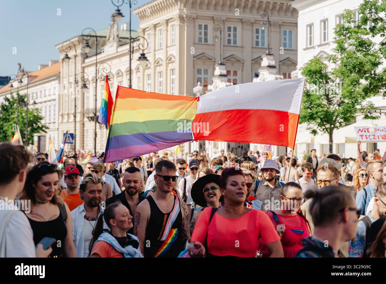 Ein Demonstrant schwingt eine polnische Flagge und ein anderer hält während der Parade eine LGBTQ+-Flagge. Die Equality Parade 2025 war der Höhepunkt der cityís-Pride-Feierlichkeiten, bei denen Tausende sich für LGBTQ+-Rechte einsetzten und Vielfalt und Integration zelebrierten. Stockfoto