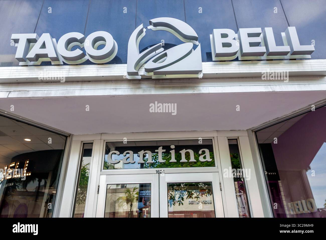 Miami Beach Florida, Washington Avenue, Taco Bell Cantina, Außenfassade, weißes Logo-Schild über dem Eingang, Straßennummer 1624 sichtbar, Glas Stockfoto