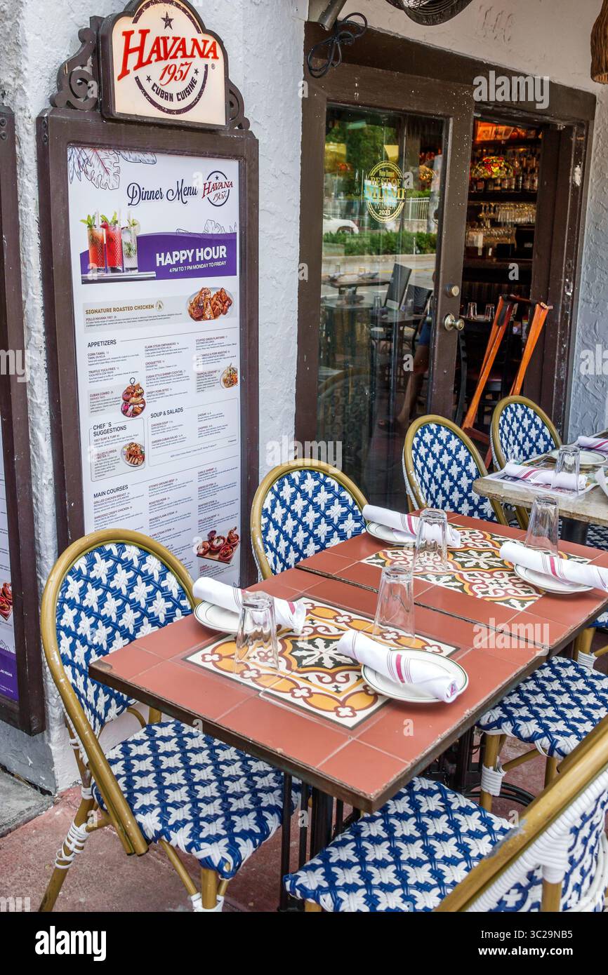 Miami Beach Florida, Espanola Way, Restaurant, Restaurants, Abendessen im Freien, Außenbereich, Sonnenschirme auf dem Bürgersteig, zwanglose Cafés, Promoti Stockfoto