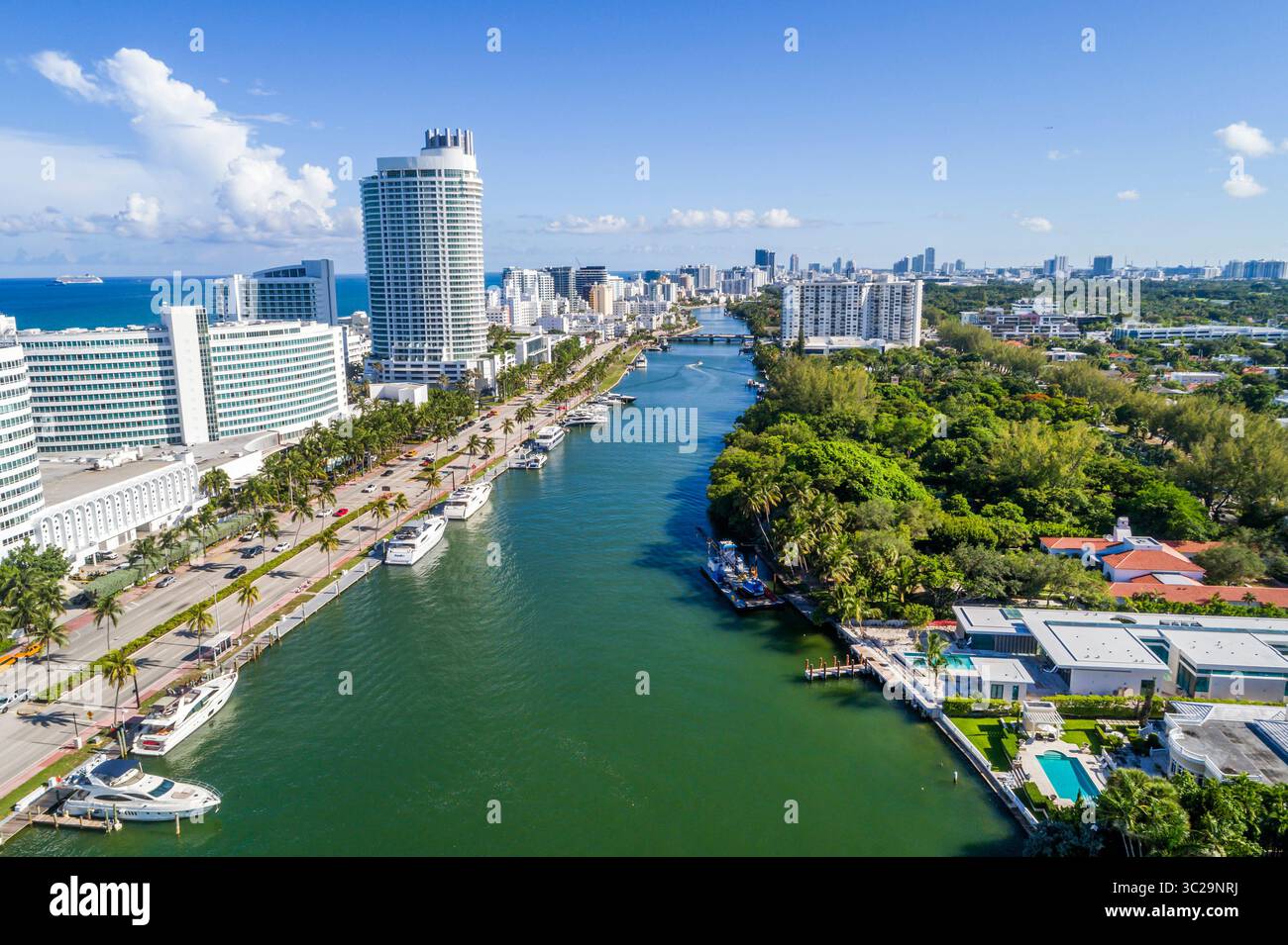 Miami Beach Florida, Blick von oben mit Blick nach unten, 4600 Blocks Collins Avenue Verkehr, Atlantik, Indian Creek, Hochhaus Midrise Resid Stockfoto