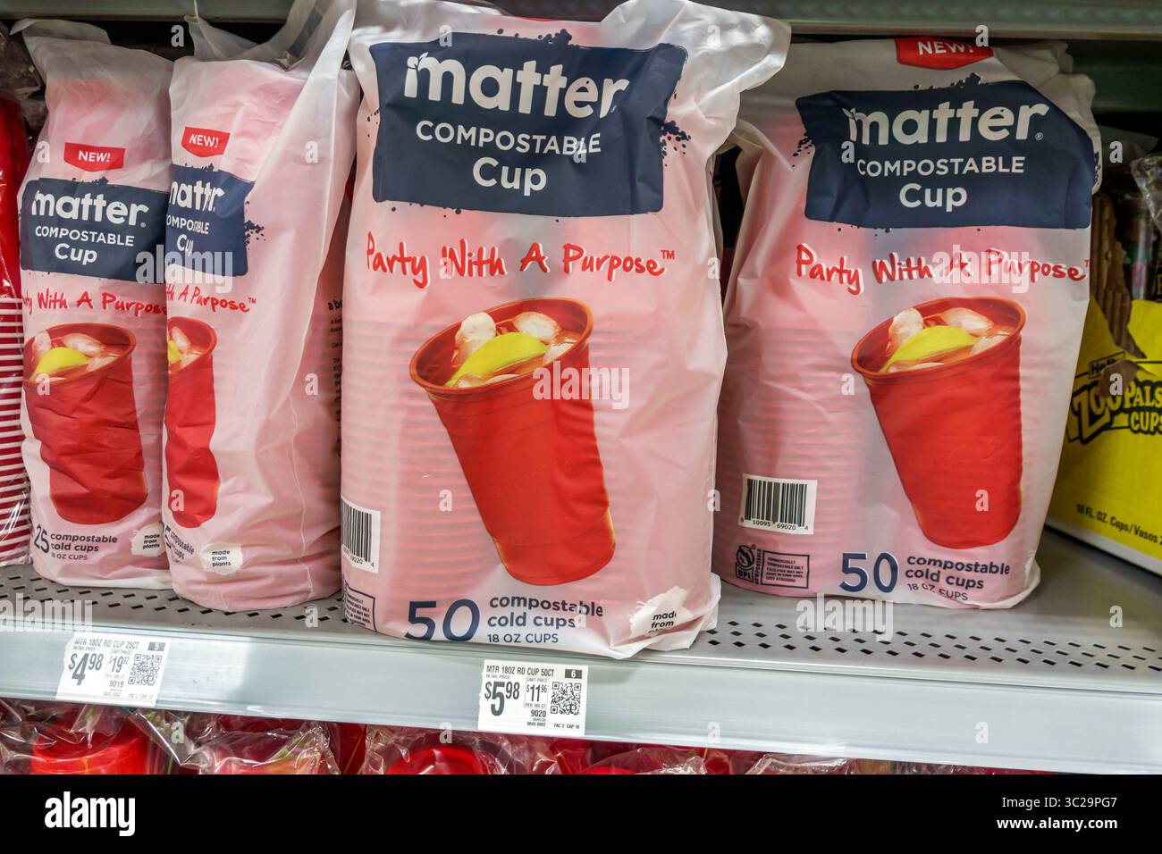 North Miami Beach Florida, Walmart Discount Kaufhaus große Box, innen, Display Verkauf Regale Regal, Materie kompostierbare kalte Tasse Verpackung W Stockfoto