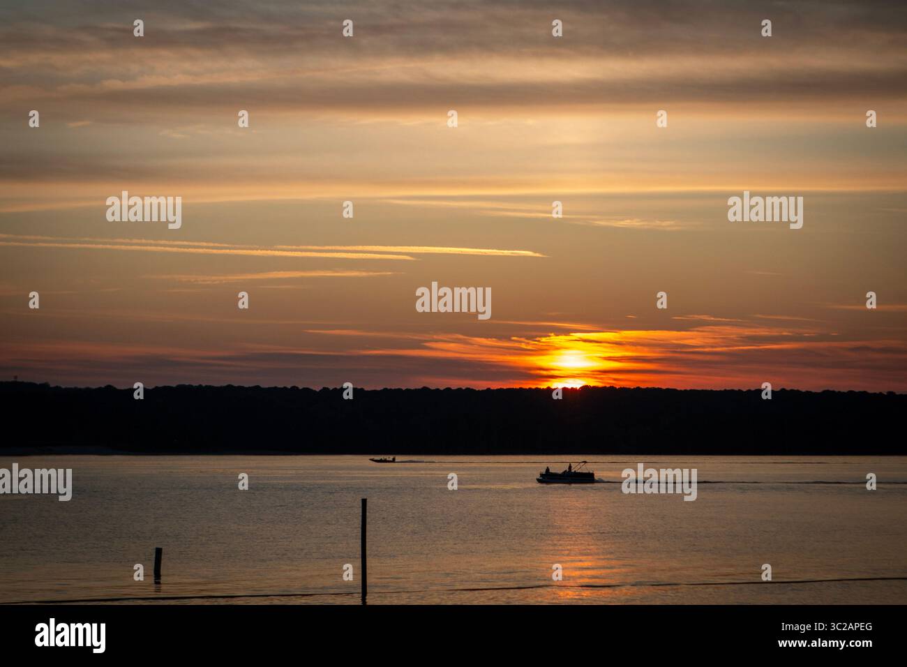 Bootsfahrt über den See bei Sonnenuntergang Stockfoto