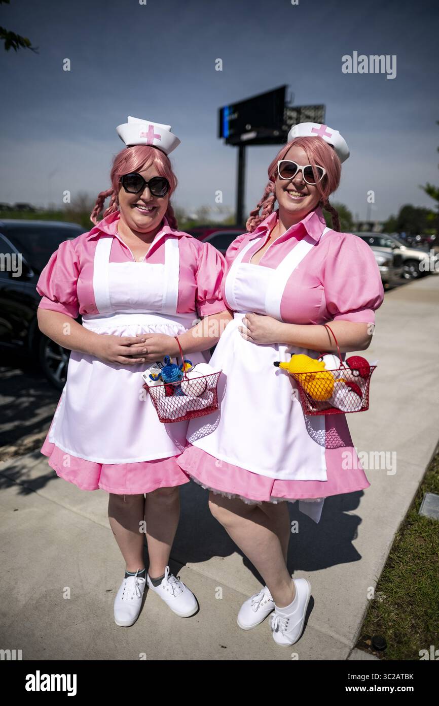18. Mai 2019 - Rosemont, Illinois, USA - Ein Paar Nurse Joy Cosplayer (Pokemon) verlässt ihr Hotel im Westin zum Convention Center (Foto: © Chris Riha/ZUMA Wire) Stockfoto