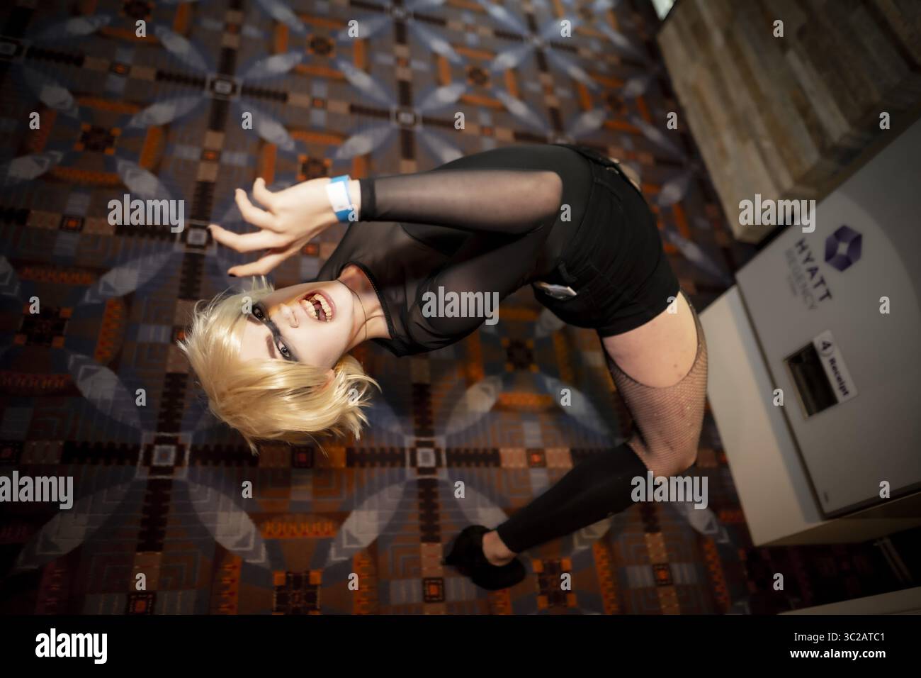 Mai 2019 - Rosemont, Illinois, USA - Pris (Blade Runner) Cosplayer zeigt ihre Flexibilität in der Lobby des Hyatt (Foto: © Chris Riha/ZUMA Wire) Stockfoto