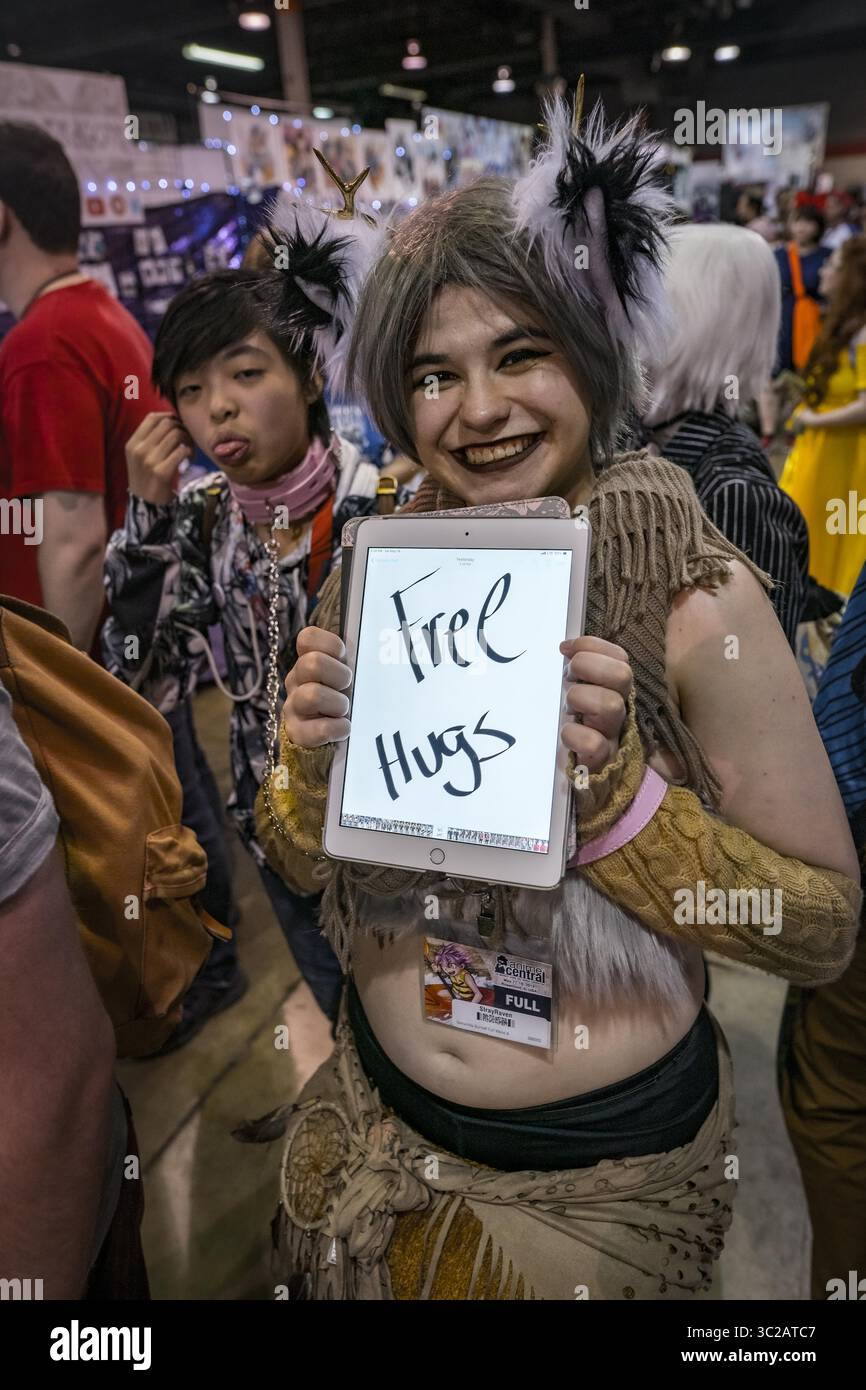 18. Mai 2019 - Rosemont, Illinois, USA - ein Undertale Cosplayer umarmt ihren Freund kostenlos an der Leine. (Bild: © Chris Riha/ZUMA Wire) Stockfoto