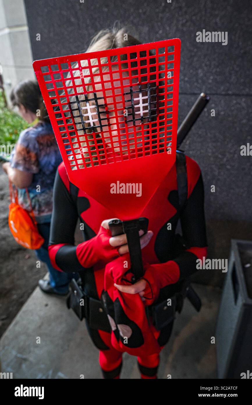 Mai 2019 - Rosemont, Illinois, USA - Deadpool überprüft sein Telefon außerhalb des Kongresszentrums (Foto: © Chris Riha/ZUMA Wire) Stockfoto