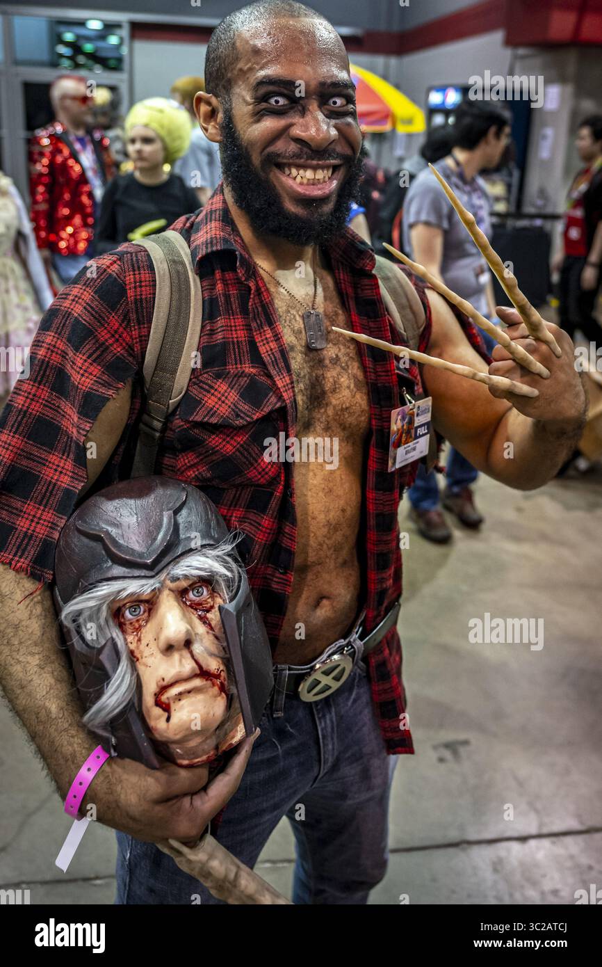 18. Mai 2019 - Rosemont, Illinois, USA - Wolverine Cosplay von 'Sadiska Cosplay' mit dem abgetrennten Kopf des X-Men-Bösewichtes Magneto (Foto: © Chris Riha/ZUMA Wire) Stockfoto