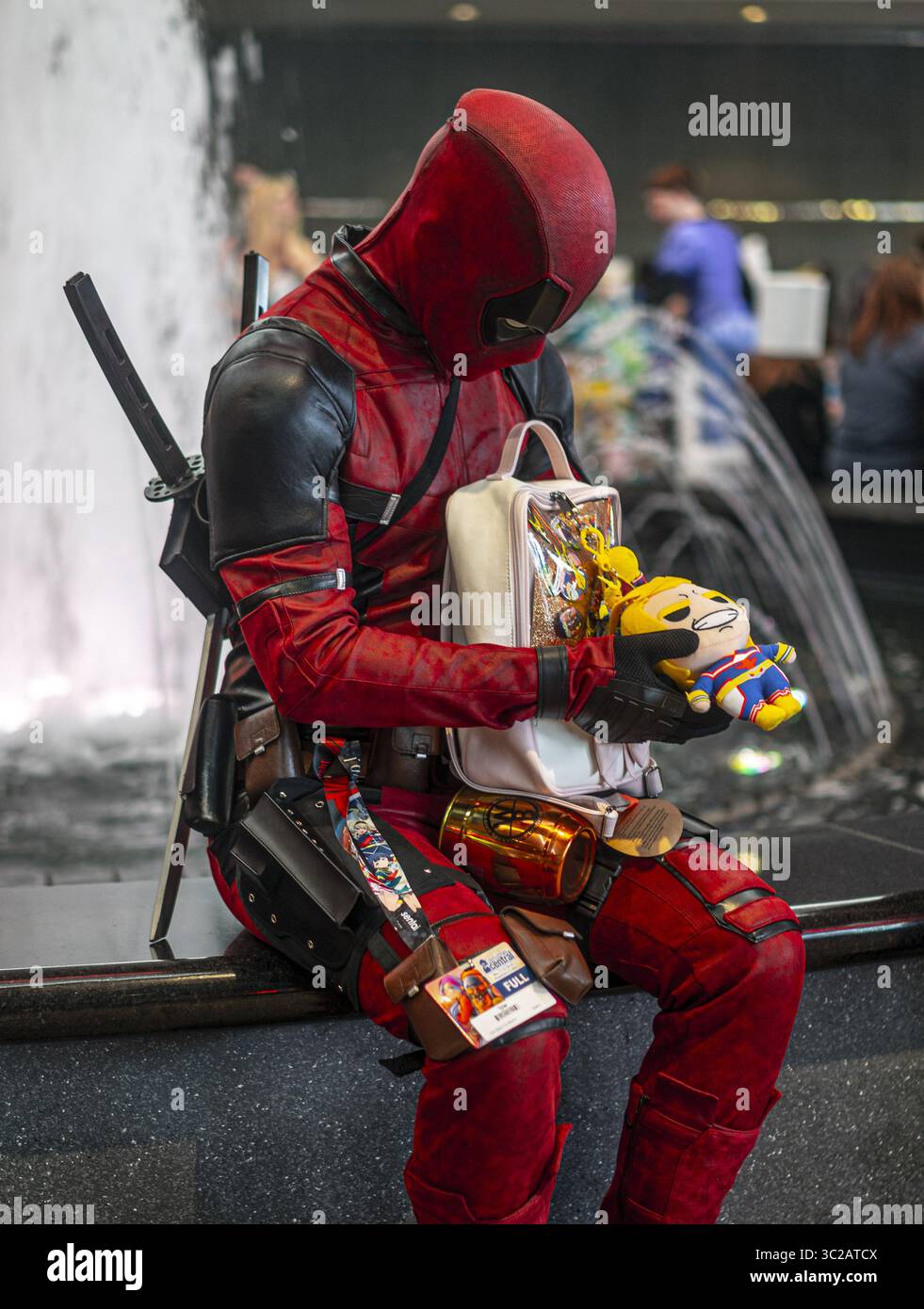 18. Mai 2019 - Rosemont, Illinois, USA - „Sad Deadpool“ sitzt und schaut sich den Swag an, den er bei der Convention gekauft hatte (Credit Image: © Chris Riha/ZUMA Wire) Stockfoto