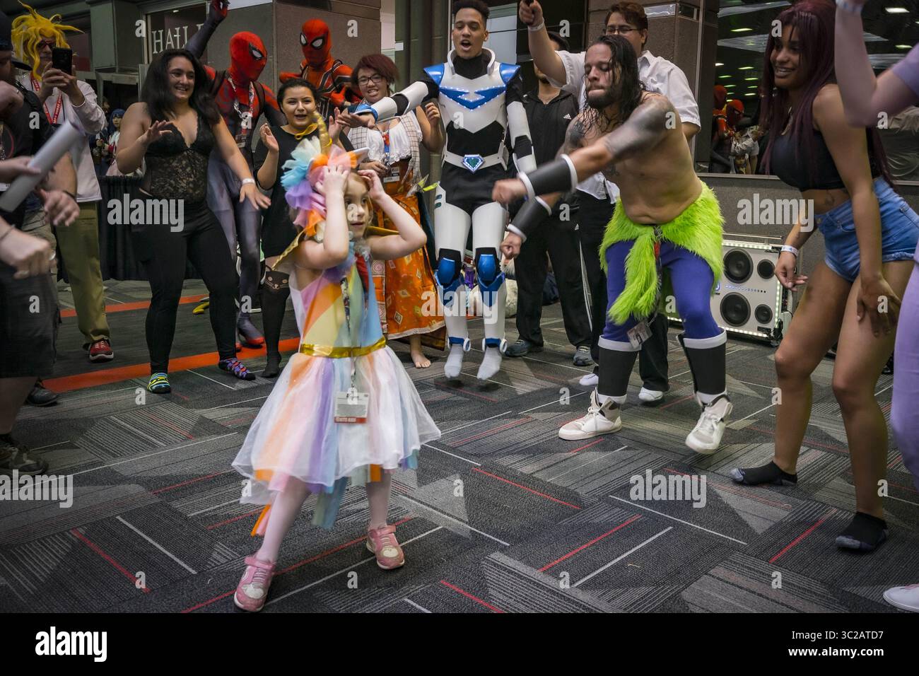 18. Mai 2019 - Rosemont, Illinois, USA - Eine spontane Tanzparty bricht in der Haupthalle aus (Foto: © Chris Riha/ZUMA Wire) Stockfoto