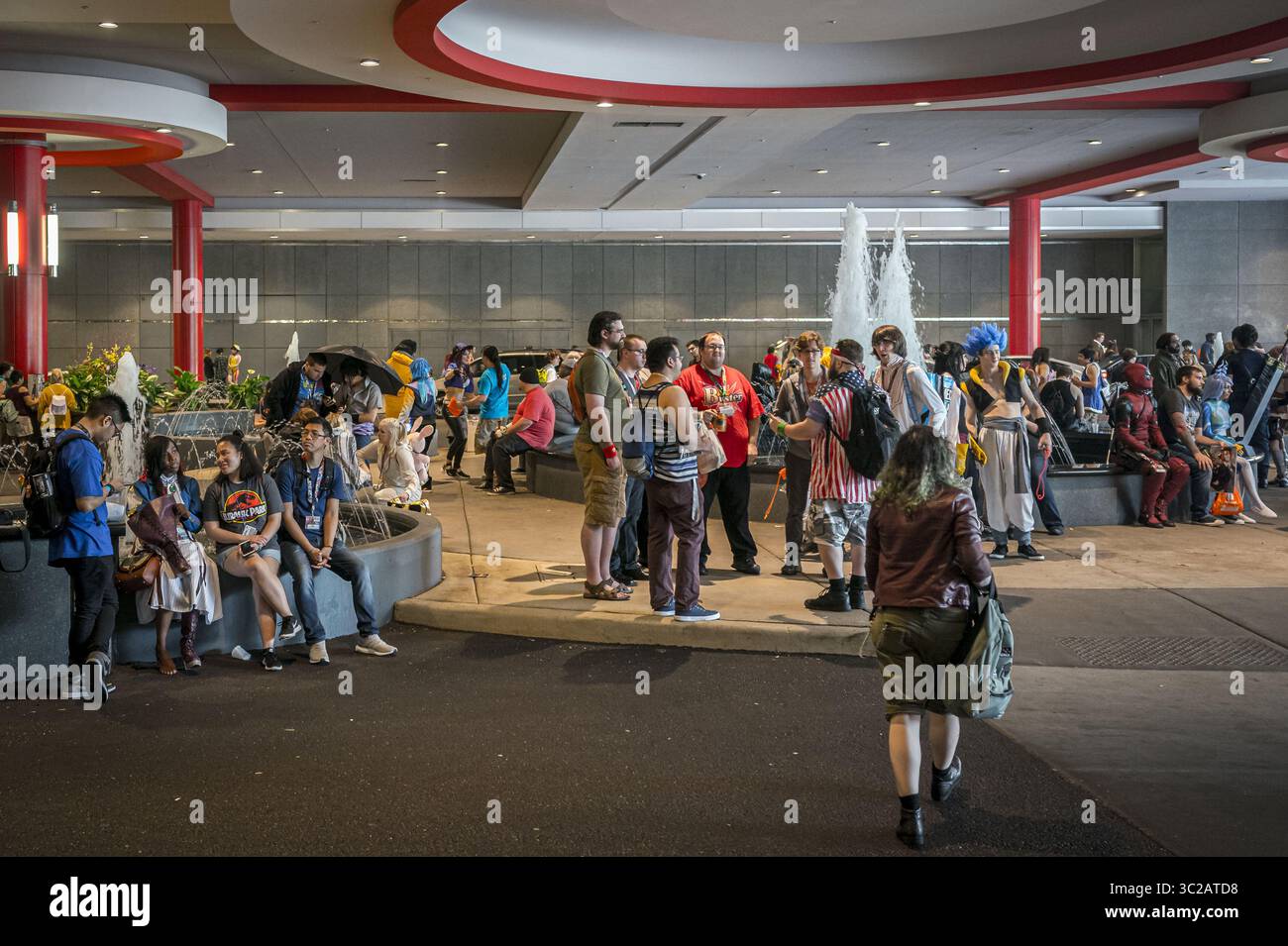 Mai 2019 - Rosemont, Illinois, USA - Gäste und Cosplayer entspannen sich an den Springbrunnen des Kongresszentrums in der Kreiseinfahrt (Foto: © Chris Riha/ZUMA Wire) Stockfoto