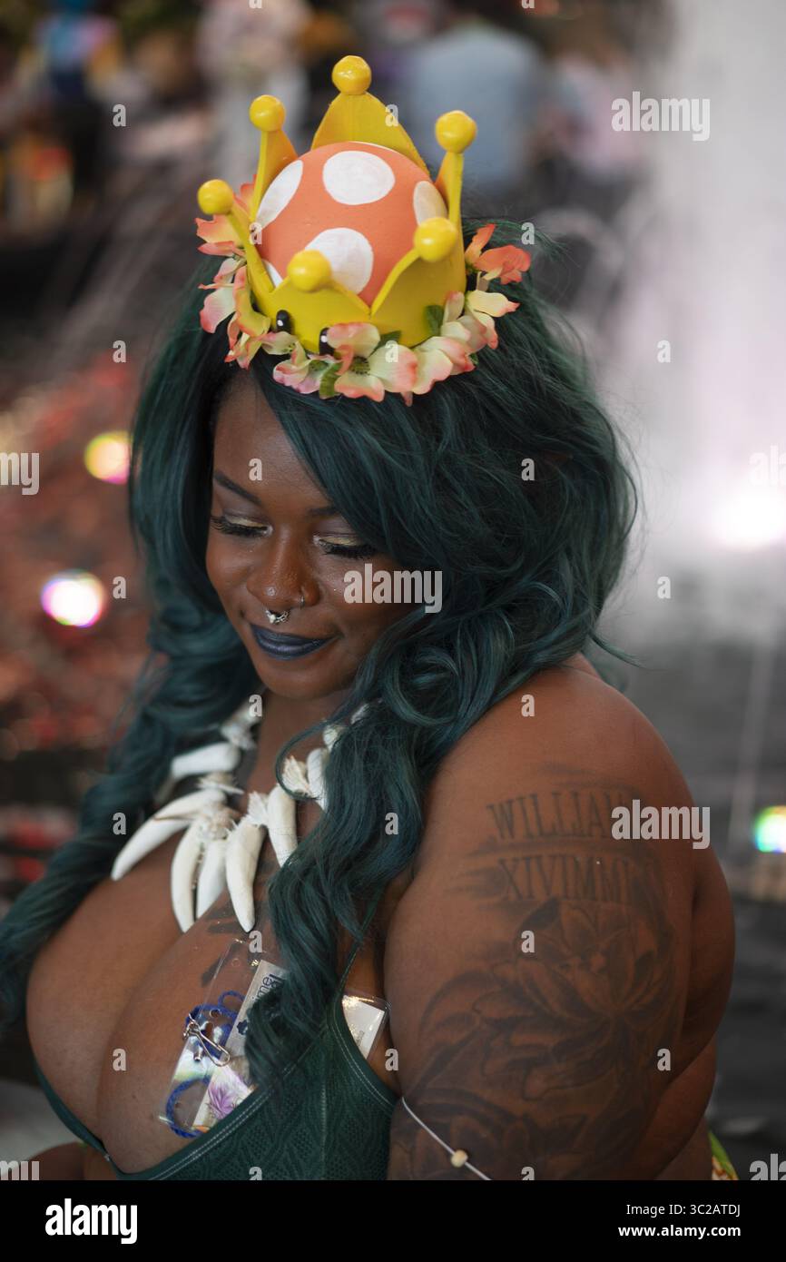 Mai 2019 - Rosemont, Illinois, USA - Ein schöner Cosplayer von Bowsette posiert vor dem Springbrunnen des Kongresszentrums im Kreisverkehr (Bild: © Chris Riha/ZUMA Wire) Stockfoto