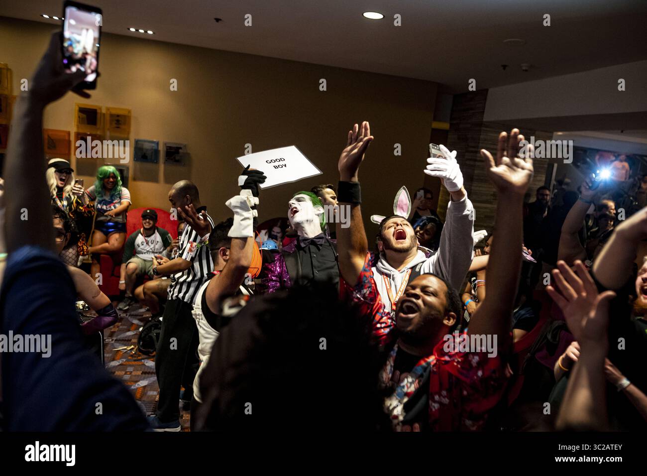 19. Mai 2019 - Rosemont, Illinois, USA - die Besucher der Gäste singen lang zu Queen's 'Bohemian Rhapsody', die auf einem Bluetooth-Lautsprecher in einer Lounge im Flur in der großen Lobby des Hyatt gesprengt wird. (Bild: © Chris Riha/ZUMA Wire) Stockfoto