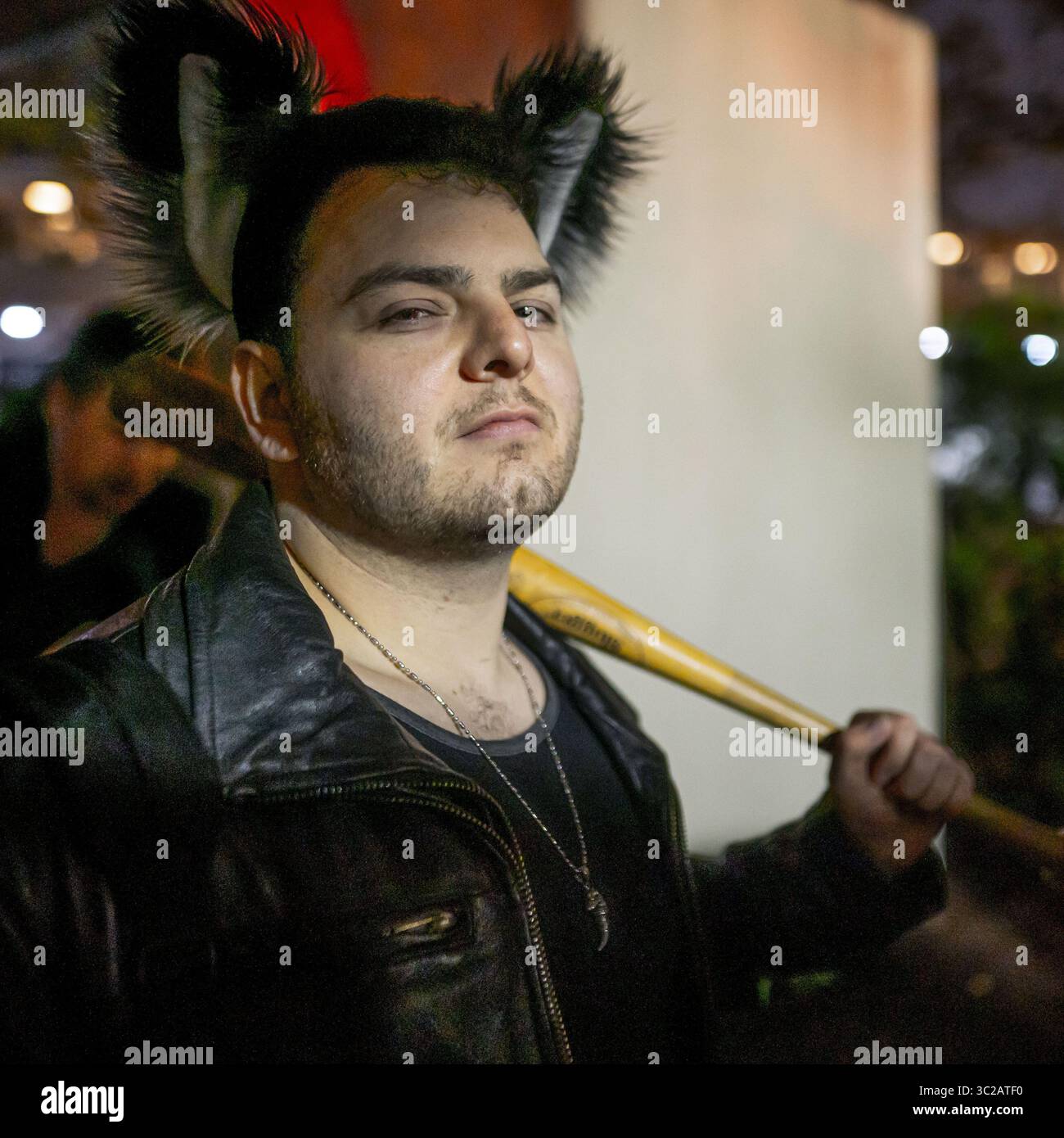 18. Mai 2019 - Rosemont, Illinois, USA - Ein pelziger Raver draußen in der berüchtigten Raucherzone des Hyatt (Kreditbild: © Chris Riha/ZUMA Wire) Stockfoto