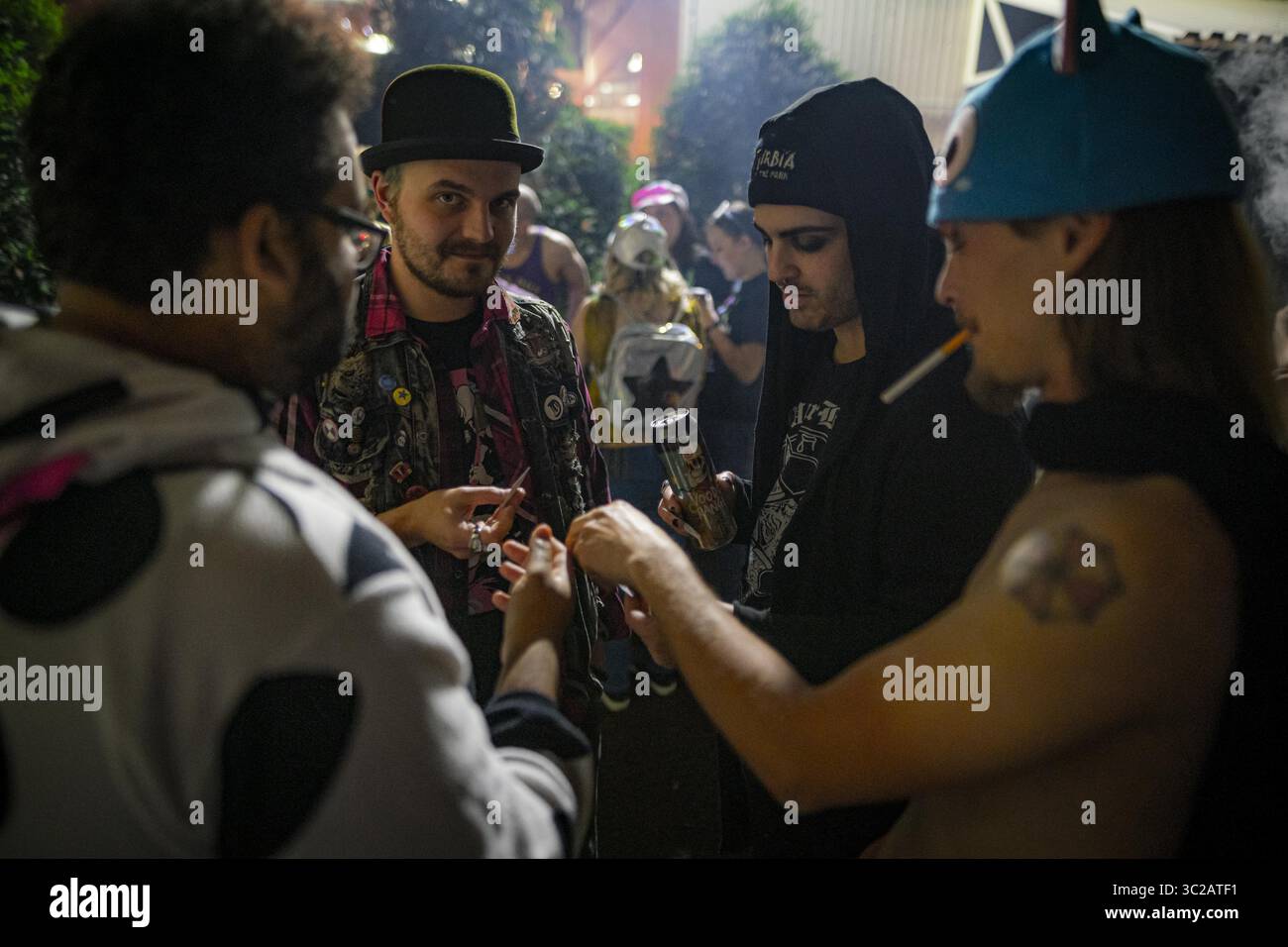 18. Mai 2019 - Rosemont, Illinois, USA - Raucher und Partygänger strömen in den ausgewiesenen Raucherbereich vor der Hyatt Lobby, wo während der ACEN oft inoffizielle Partys stattfinden (Foto: © Chris Riha/ZUMA Wire) Stockfoto