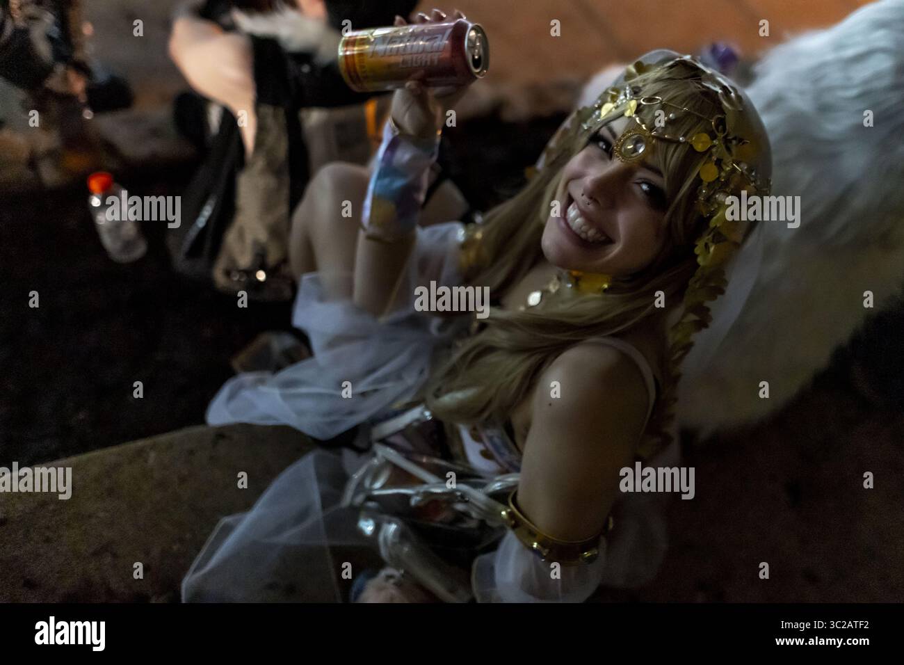 18. Mai 2019 - Rosemont, Illinois, USA - Ein Betrüger, der gerade den Soapbox Rave verlassen hatte, kühlt sich mit einem Natty Light Bier ab, nachdem er den Großteil einer Flasche Champagner gegessen hat (Credit Image: © Chris Riha/ZUMA Wire) Stockfoto