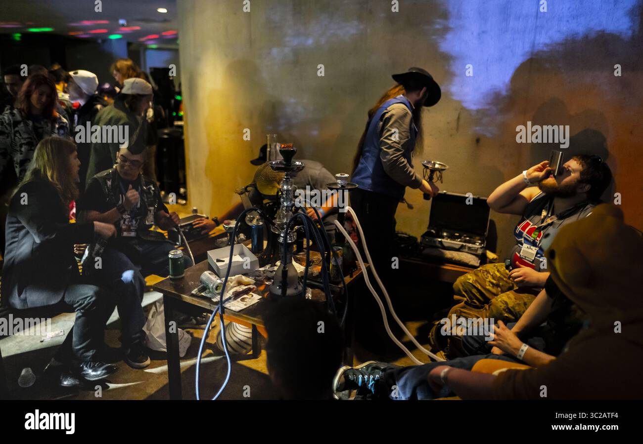 Mai 2019 - Rosemont, Illinois, USA - Eine provisorische Shisha Lounge im ausgewiesenen Raucherbereich vor der Hyatt Lobby, in der während der ACEN oft inoffizielle Partys stattfinden (Credit Image: © Chris Riha/ZUMA Wire) Stockfoto