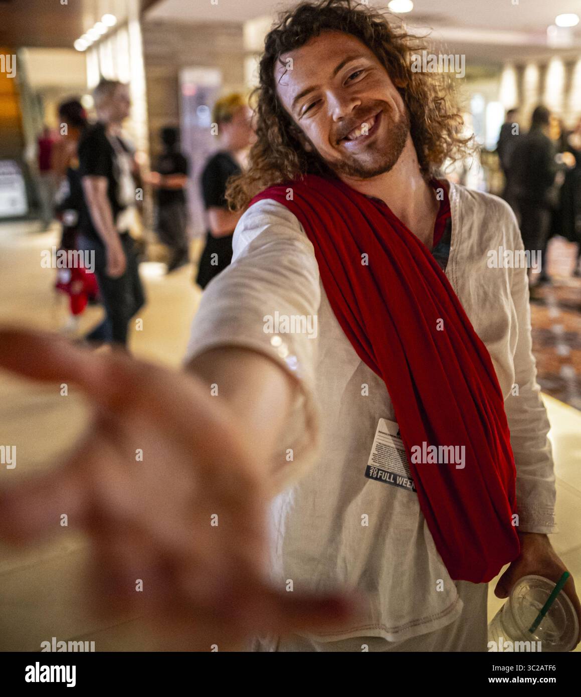 19. Mai 2019 - Rosemont, Illinois, USA - der Cosplayer „Jesus“ bietet seine Hand und seinen Segen in der Lobby des Hyatt (Foto: © Chris Riha/ZUMA Wire) Stockfoto