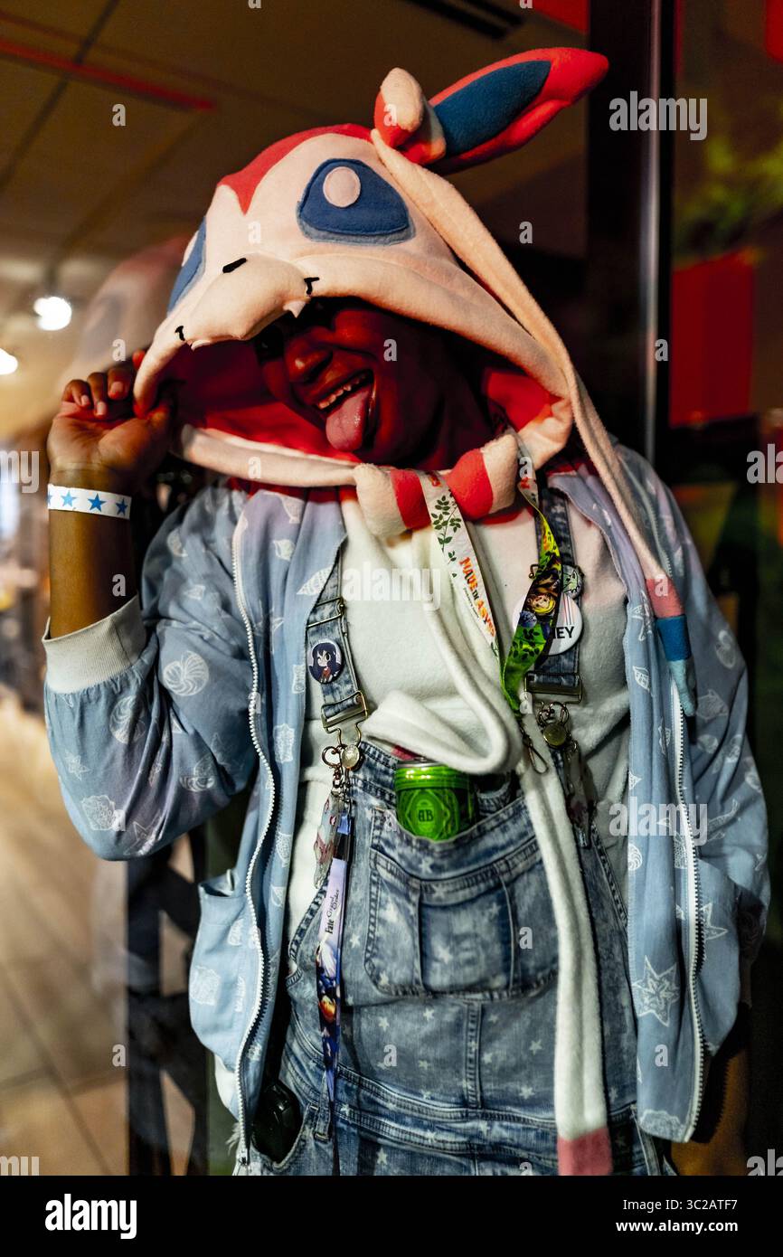 18. Mai 2019 - Rosemont, Illinois, USA - ein ACEN Raver außerhalb des Hyatt genießt ein raffiniert verborgenes Bier (Bild: © Chris Riha/ZUMA Wire) Stockfoto