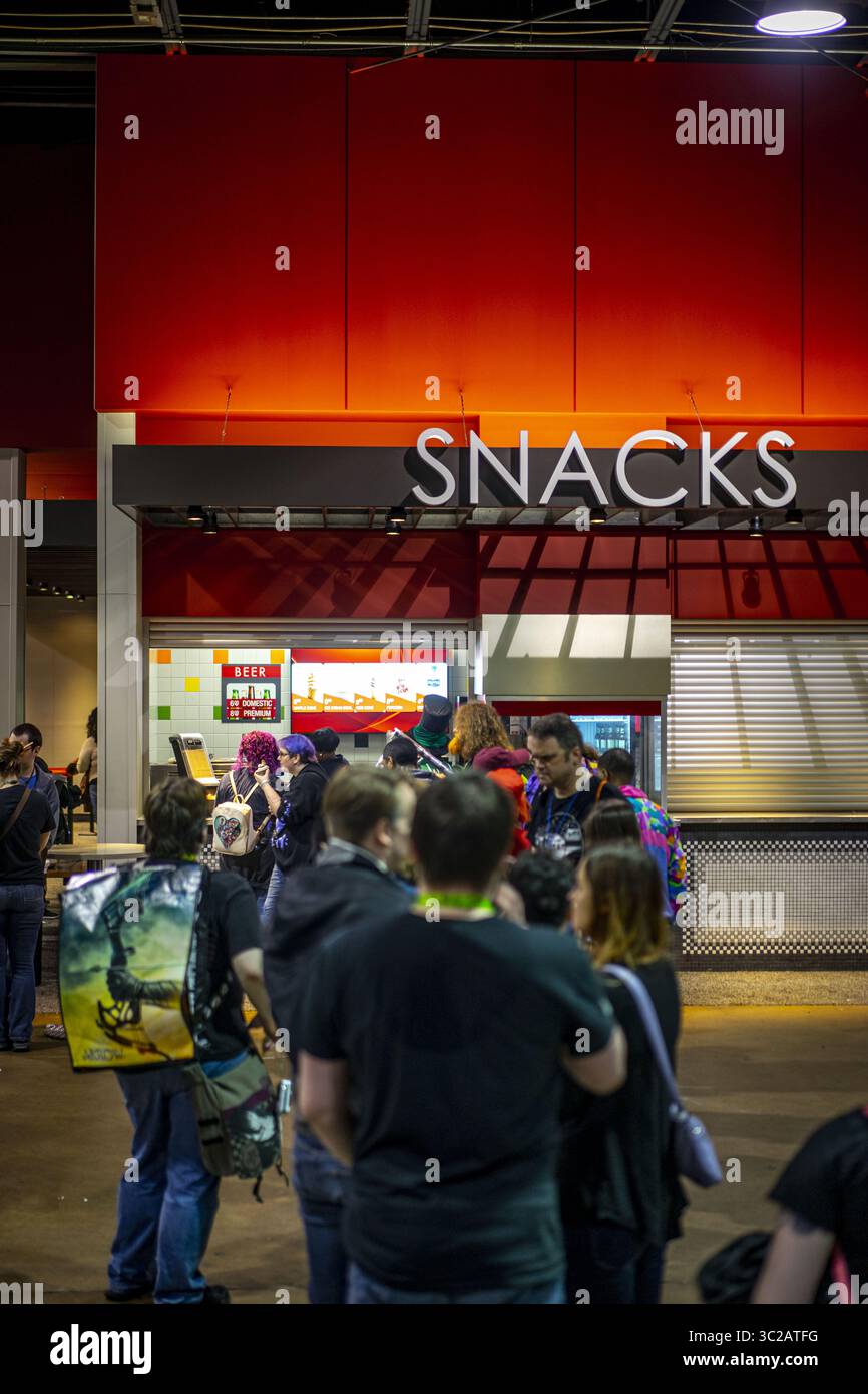 Mai 2019 - Rosemont, Illinois, USA - die langen Schlangen für Speisen sind ein wichtiger Bestandteil der ACEN-Küche während des Diner-Rush, bevor das Convention Center für den Abend schließt (Foto: © Chris Riha/ZUMA Wire) Stockfoto