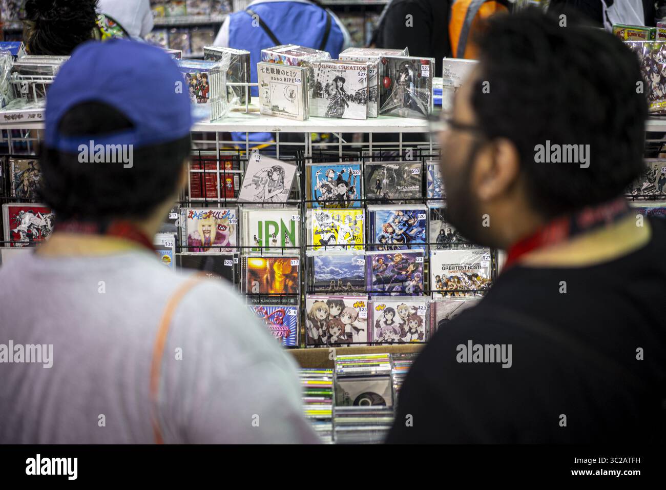 19. Mai 2019 - Rosemont, Illinois, USA - ACEN-Käufer schauen sich eine Sammlung importierter japanischer Anime-Soundtracks an. (Bild: © Chris Riha/ZUMA Wire) Stockfoto