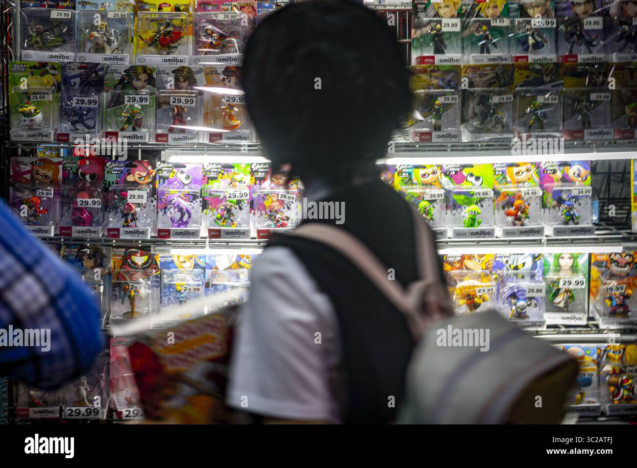 19. Mai 2019 - Rosemont, Illinois, USA - ein ACEN-Teilnehmer schaut sich eine Wand aus Nintendo Amiibo-Figuren an. (Bild: © Chris Riha/ZUMA Wire) Stockfoto
