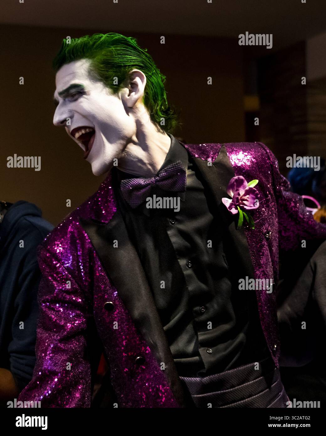 19. Mai 2019 - Rosemont, Illinois, USA - Ein sehr elegant gekleideter Joker auf dem Rückweg vom ACEN formalen Ball nimmt an einem langen Sing-A-Long zu Queen's 'Bohemian Rhapsody' Teil (Bild: © Chris Riha/ZUMA Wire) Stockfoto