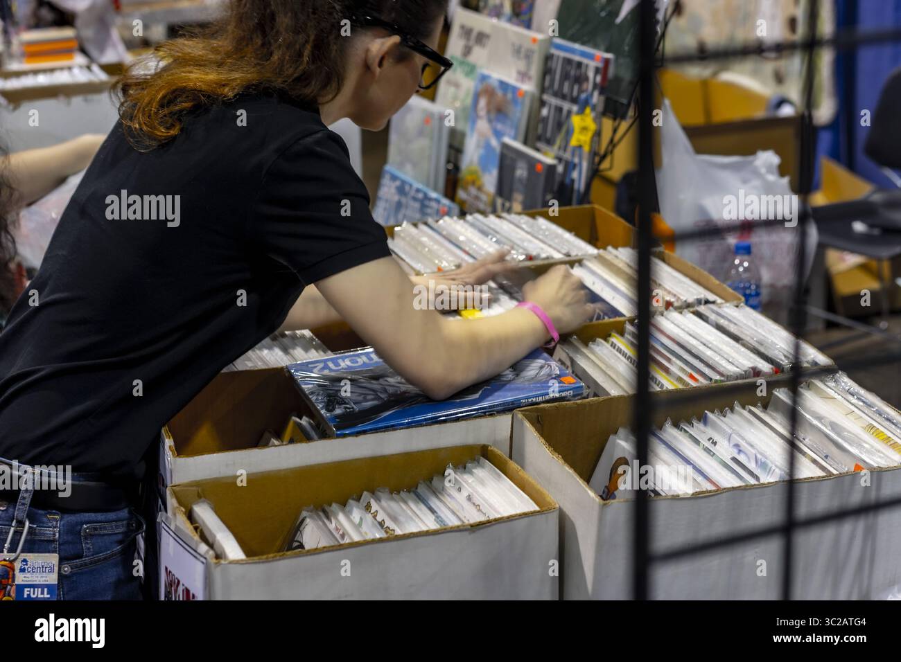 19. Mai 2019 - Rosemont, Illinois, USA - ein ACEN-Teilnehmer schlüpft durch die Hinterausgaben von Graphic Novels. (Bild: © Chris Riha/ZUMA Wire) Stockfoto