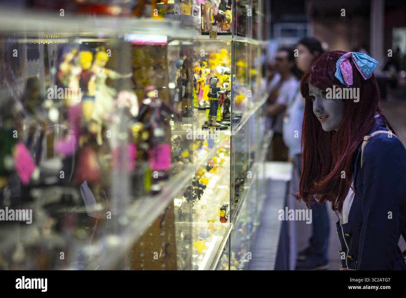 Mai 2019 - Rosemont, Illinois, USA - ein ACEN-Teilnehmer sieht sich eine Auswahl von Anime-Statuetten an (Foto: © Chris Riha/ZUMA Wire) Stockfoto