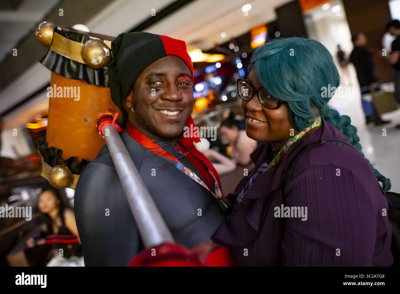 19. Mai 2019 - Rosemont, Illinois, USA - Ein männlicher Harley Quinn (Batman, DC) und seine Freundin teilen sich einen Moment in der Hyatt Lobby (Bild: © Chris Riha/ZUMA Wire) Stockfoto