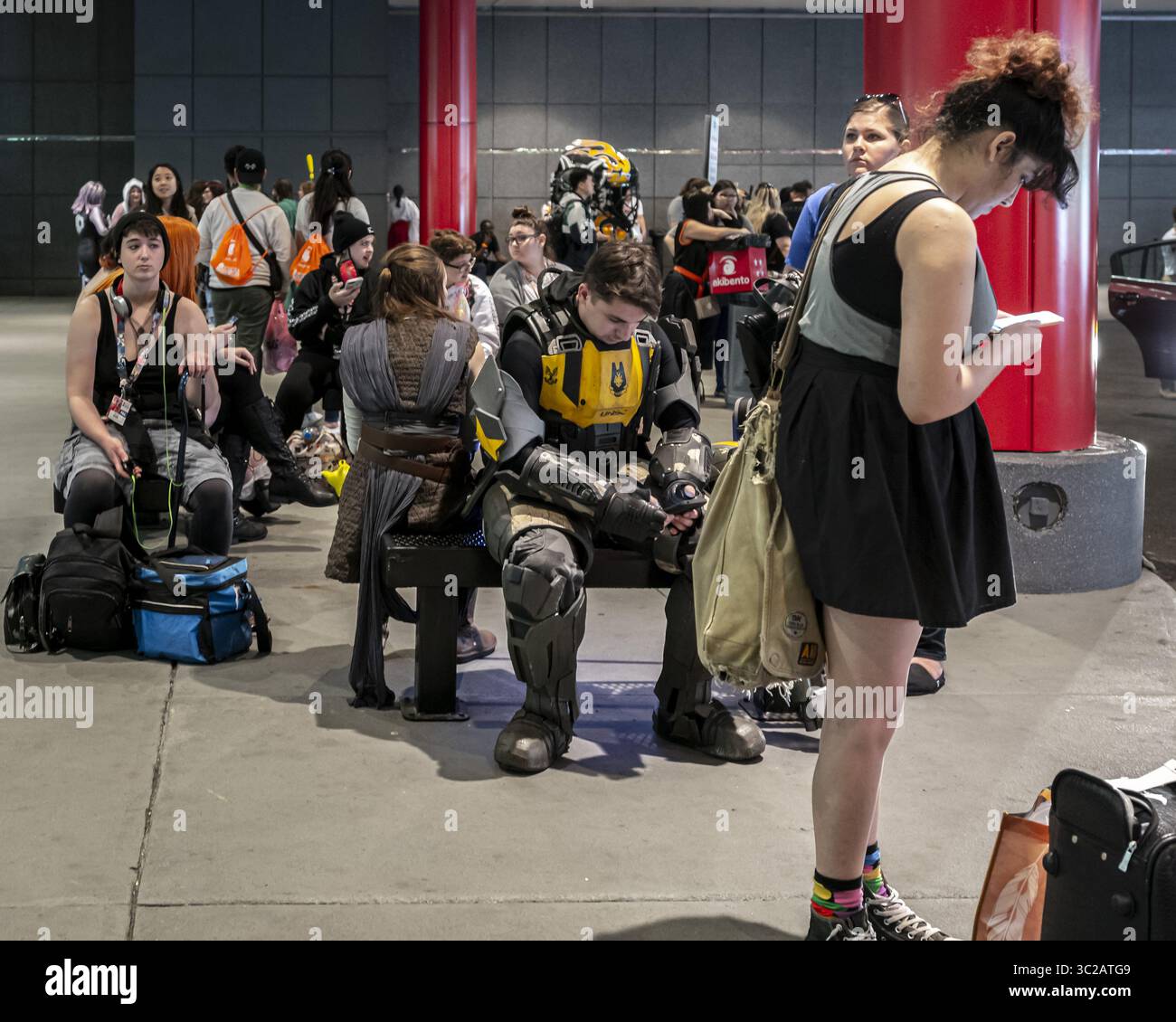 Mai 2019 - Rosemont, Illinois, USA - Besucher am letzten Tag, die alle auf verschiedene Transportmittel vor dem Kongresszentrum warten (Foto: © Chris Riha/ZUMA Wire) Stockfoto