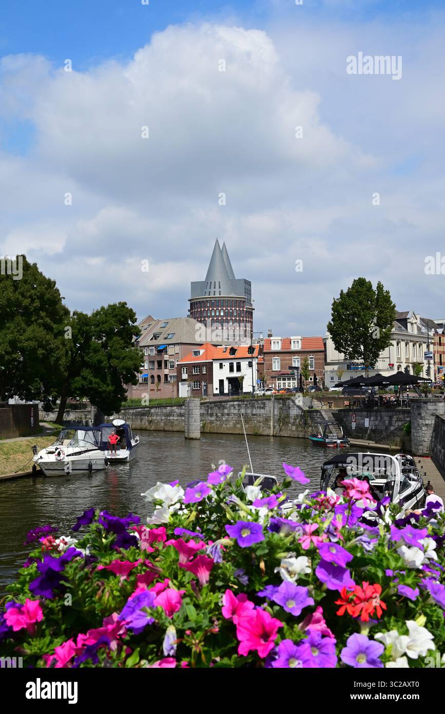Fluss Ruhr vor dem Zusammenfluss mit der Maas in Roermond, Niederlande Stockfoto
