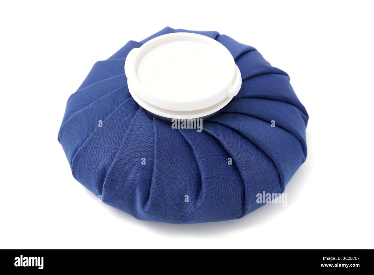 Blaues Eispack isoliert mit Beschneidungspfad auf weißem Hintergrund Stockfoto