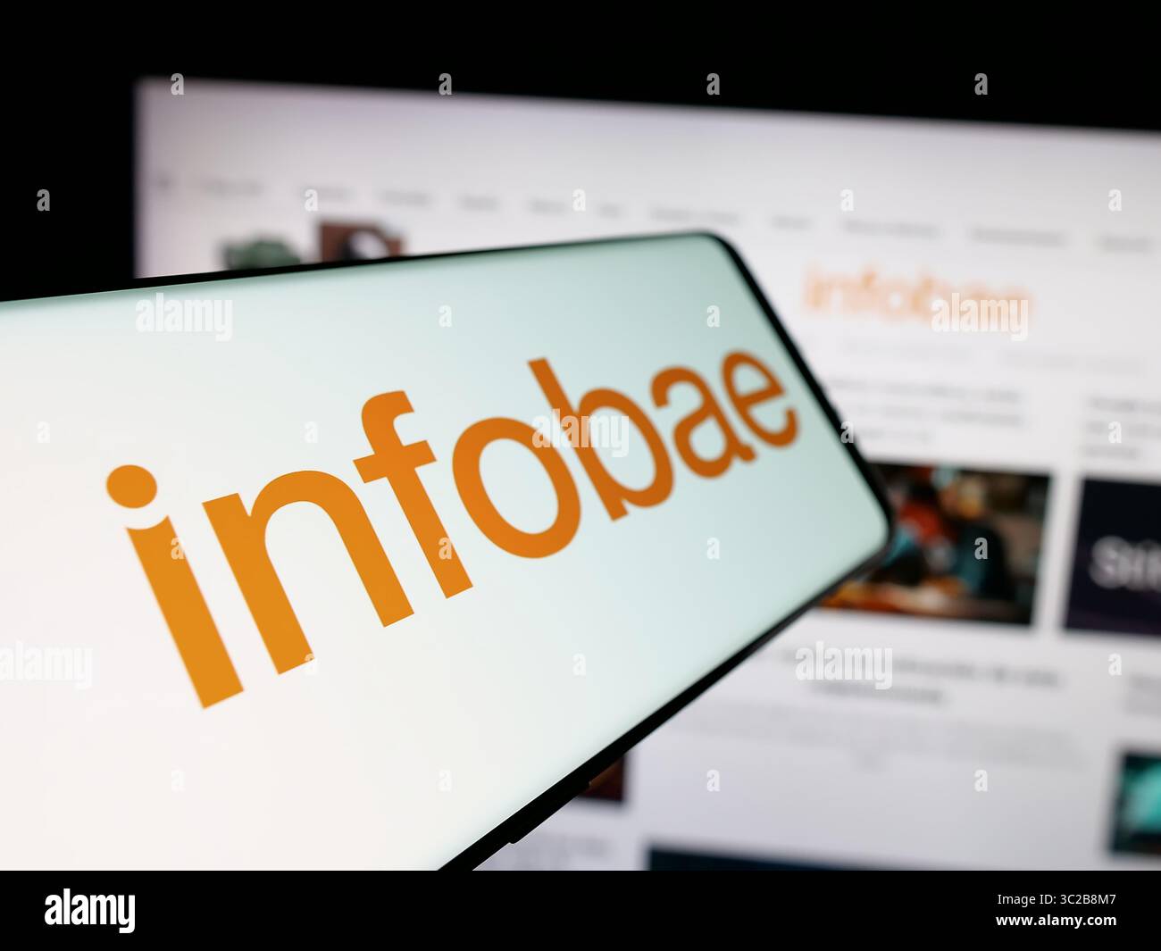 Stuttgart, Deutschland - 27.05.2025: Smartphone mit Logo der argentinischen Online-Zeitung Infobae auf dem Bildschirm vor der Website. Stockfoto