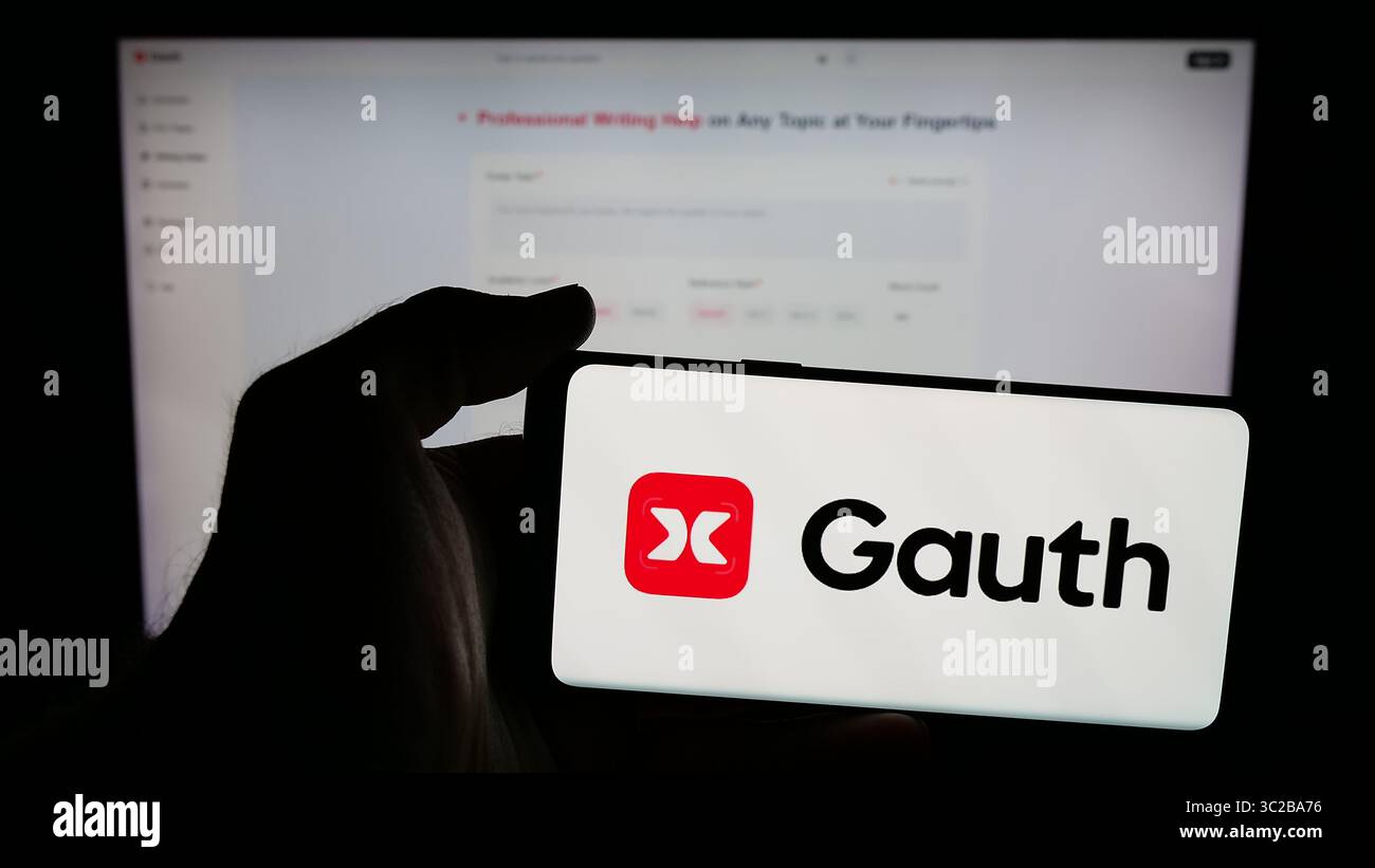 Stuttgart, Deutschland - 05-31-2025: Person, die ein Mobiltelefon mit dem Logo des edtech KI-Unternehmens Gauthtech Pte. Ltd. (Gauth) auf dem Bildschirm vor der Webseite hält Stockfoto
