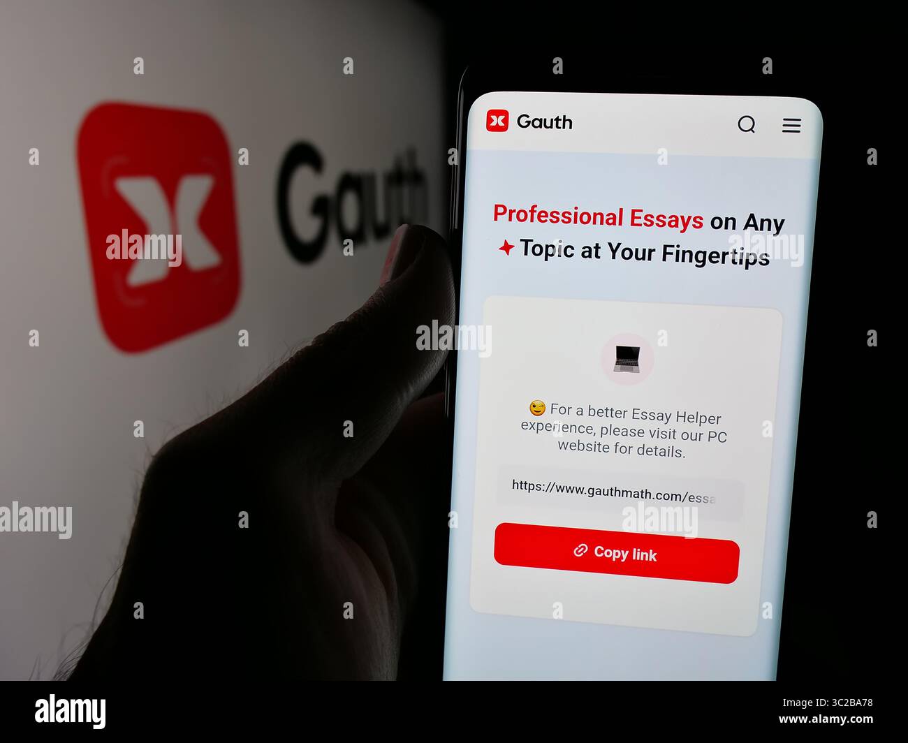 Stuttgart, Deutschland - 05-31-2025: Person, die ein Mobiltelefon hält, mit Webseite des EDTech KI-Unternehmens Gauthtech Pte. Ltd. (Gauth) auf dem Bildschirm vor dem Logo. Stockfoto