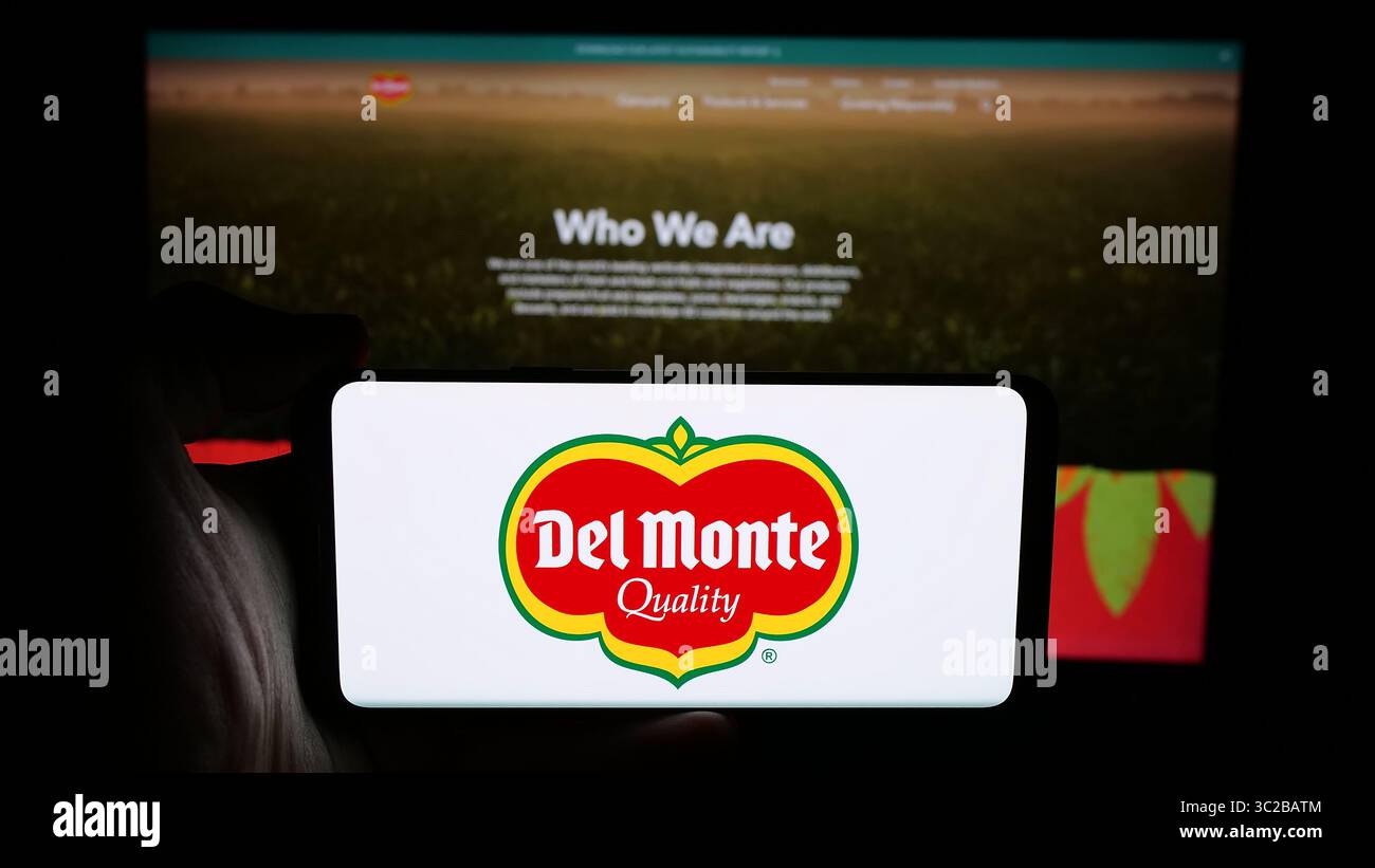 Stuttgart, Deutschland - 05-31-2025: Person mit Mobiltelefon mit Logo des US-amerikanischen Lebensmittelunternehmens Fresh Del Monte Produce Inc. Auf dem Bildschirm vor der Webseite. Stockfoto