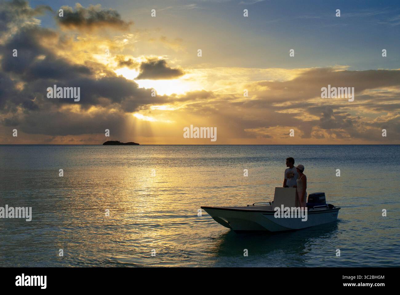 24. Mai 2019: Bahamas: Sonnenuntergang mit kleinen Booten. Beach Fernandez Bay Village, Cat Island. Bahamas (Kreditbild: © Sergi Reboredo/ZUMA Wire) Stockfoto