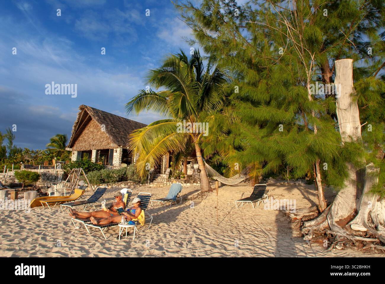 24. Mai 2019: Bahamas: Cat Island, Bahamas. Cottages am Strand. Hotel Fernandez Bay Village Resort. Touristen, die sich am Strand entspannen. (Kreditbild: © Sergi Reboredo/ZUMA Wire) Stockfoto