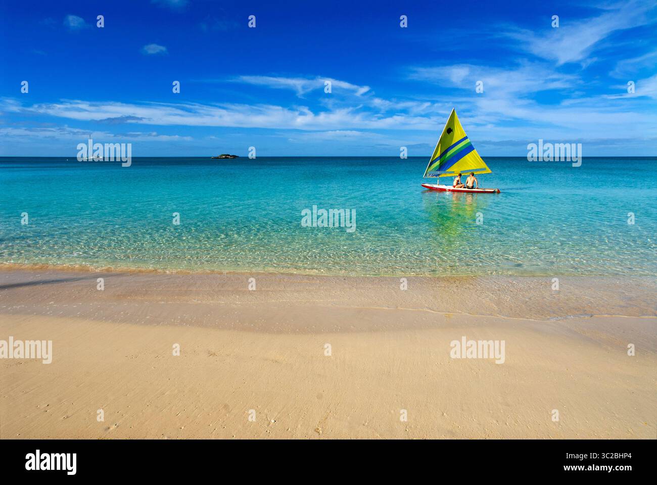 24. Mai 2019: Bahamas: Paar in einem kleinen Segelboot. Beach Fernandez Bay Village, Cat Island. Bahamas (Kreditbild: © Sergi Reboredo/ZUMA Wire) Stockfoto