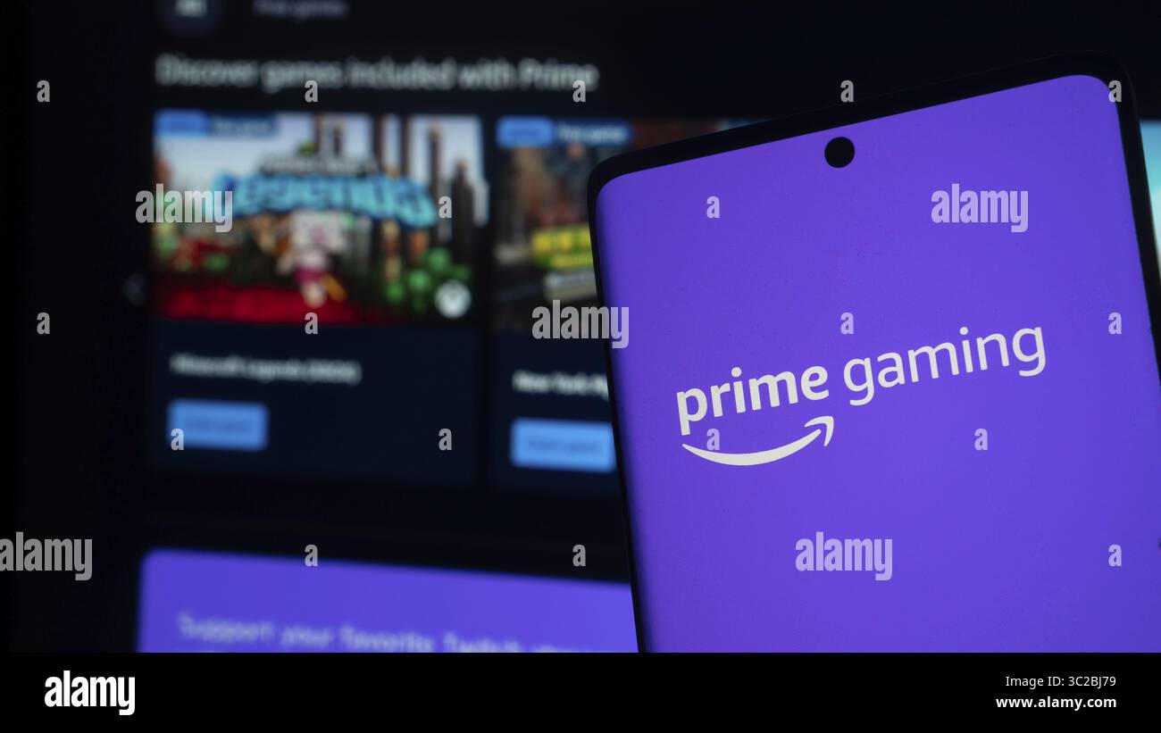 Smartphone mit Prime Gaming-Logo und Gaming-Schnittstelle im Hintergrund Stockfoto