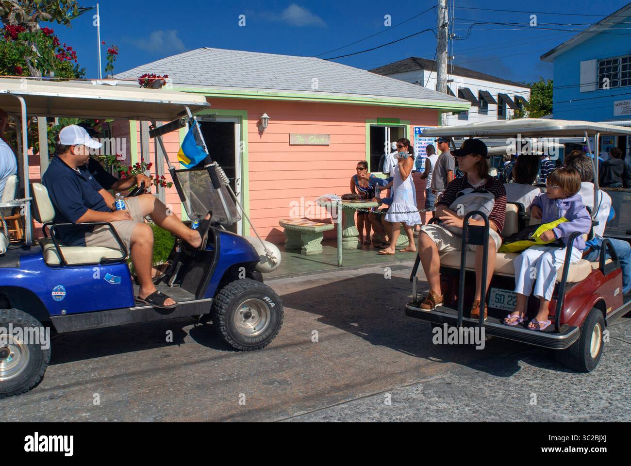 24. Mai 2019: Bahamas: Golfwagen und Stammhaus. Bay Street. Dunmore Town, Harbour Island, Eleuthera. Bahamas (Kreditbild: © Sergi Reboredo/ZUMA Wire) Stockfoto
