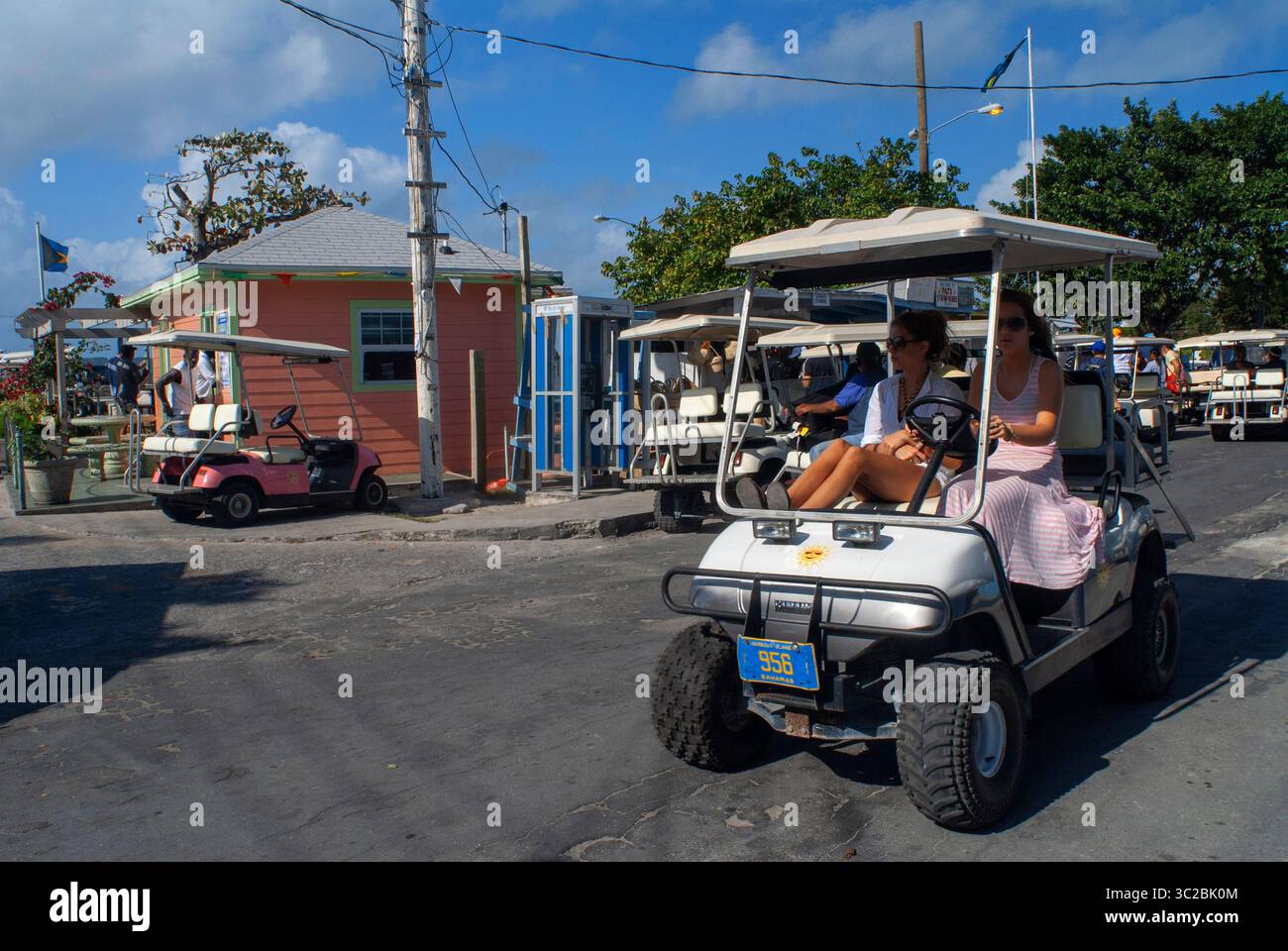 24. Mai 2019: Bahamas: Golfwagen und Stammhaus. Bay Street. Dunmore Town, Harbour Island, Eleuthera. Bahamas (Kreditbild: © Sergi Reboredo/ZUMA Wire) Stockfoto