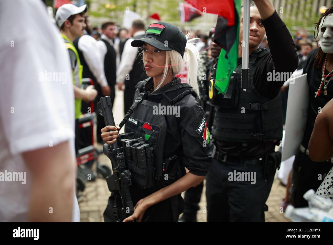 25. Mai 2019: Dayton, Ohio, USA: Ein Mitglied des Huey P. Newton Gun Clubs trägt ein Gewehr, während er gegen die KKK protestiert. Hunderte von Gegenprotestierenden, darunter die Nation of Islam, die New Black Panthers und der Huey Newton Gun Club, die American Indian Movement und ANTIFA, versammelten sich in Dayton, Ohio, um gegen Mitglieder der Honorable Sacred Knights zu protestieren, einer Ku Klux Klan Gruppe aus Indiana. Es gab keine Verhaftungen und die Proteste endeten friedlich, da Hunderte von Polizisten daran arbeiteten, die Veranstaltung friedlich zu halten und die Demonstranten getrennt zu haben. Ein Großteil der Innenstadt von Dayton war geschlossen, und das Courthou Stockfoto