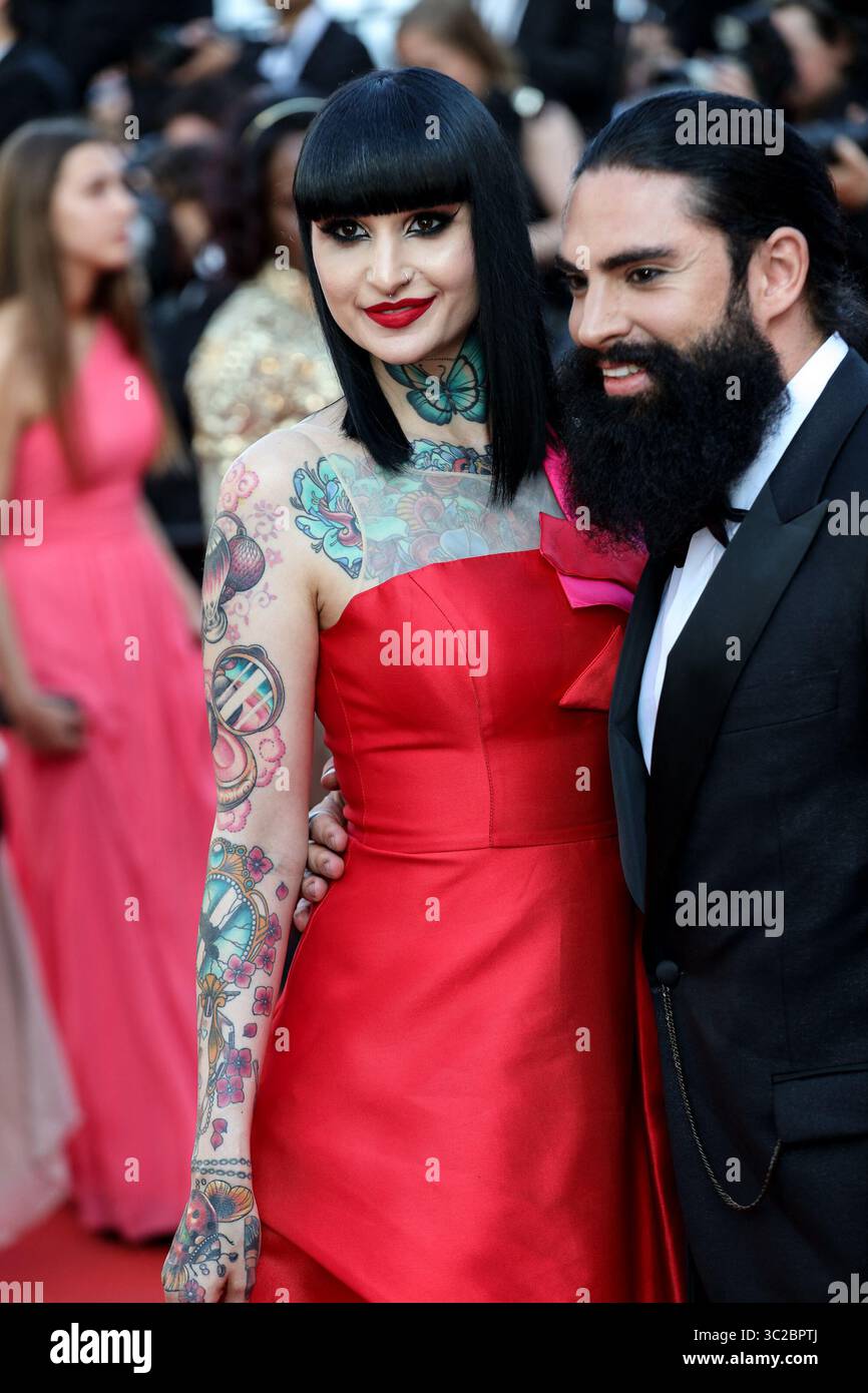 25. Mai 2019 - Cannes, Frankreich - CANNES - 25. MAI: Die Gäste kommen zur Premiere von CEÌ REÌ MONIE DE CLOTURE / HORS NORMES während der Filmfestspiele von Cannes 2019 am 25. Mai 2019 im Palais des Festivals in Cannes, Frankreich. (Kreditbild: © Imagespace via ZUMA Wire) Stockfoto