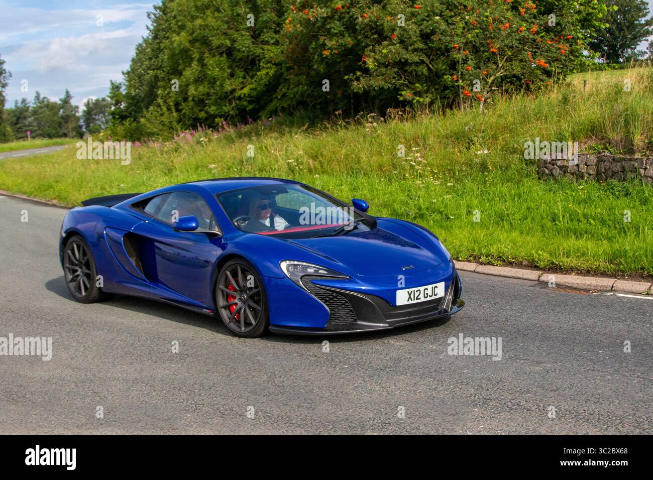 2014 Blue McLaren 570S Coupé V8 VVT Twin Turbo SSG Auto Car Coupé Benzinmotor 3799 ccm; auf der Wheels Up North Weekender Oldtimer und Performance, Sammler und Enthusiasten Motorshow. Kendal, Großbritannien Stockfoto