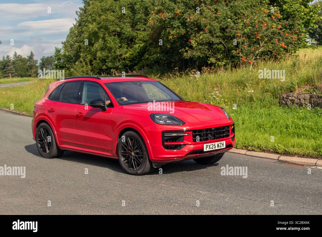 2025 Red Porsche Cayenne V8 S Auto Biturbo 474 V6 Tiptronic S Auto Start/Stopp SUV Benzin 3996 ccm, V8-Doppelmotor; auf der Wheels Up North Weekender Oldtimer und Performance, Sammler und Enthusiasten Motorshow. Kendal, Großbritannien Stockfoto