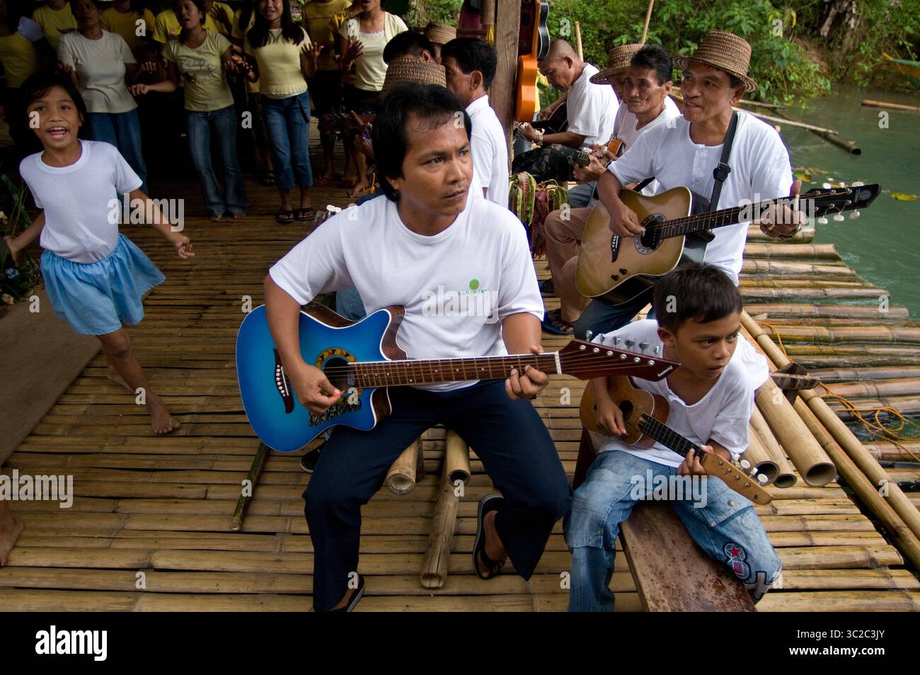 14. Januar 2019: Philippinen: Einige Kinder singen und tanzen am Rand des Loboc, wenn Touristen ankommen, während sie eine Bootsfahrt machen. Loboc Bohol Philippinen (Foto: © Sergi Reboredo/ZUMA Wire) Stockfoto