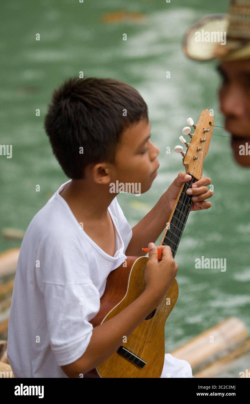 14. Januar 2019: Philippinen: Einige Kinder singen und tanzen am Rand des Loboc, wenn Touristen ankommen, während sie eine Bootsfahrt machen. Loboc Bohol Philippinen (Foto: © Sergi Reboredo/ZUMA Wire) Stockfoto