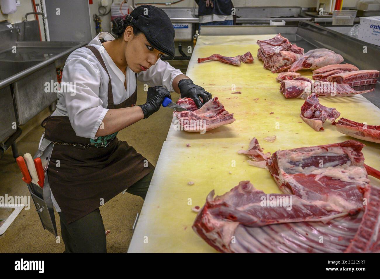14. Mai 2019 - Sacramento, Kalifornien, USA - Cindy Garcia schlachtet am Dienstag, den 14. Mai 2019 in Davis ein Lamm im Davis Food Co-op. Sie ist die erste Metzgerin des US-amerikanischen Metzgerteams, der Metzgerei von Amerika. (Bild: © RenÅ½E C. Byer/Sacramento Bee Via ZUMA Wire) Stockfoto